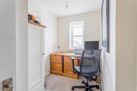 11 Blackthorne Close-14.jpg
