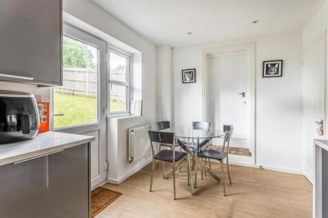 11 Blackthorne Close-5.jpg