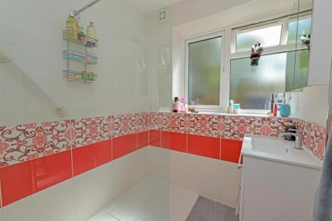 Lorraine Court bath-1.jpg
