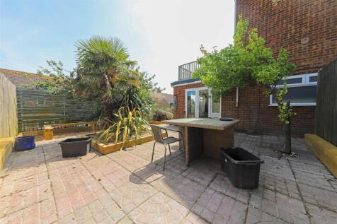 nicholas james slinfold garden2.jpg