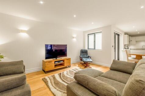 Flat 2 The Point-8.jpg