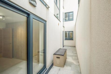 Flat 2 The Point-27.jpg