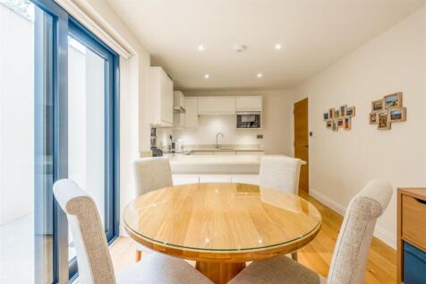 Flat 2 The Point-10.jpg