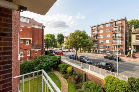 Flat 11 Cromwell Court-13.jpg