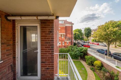 Flat 11 Cromwell Court-15.jpg