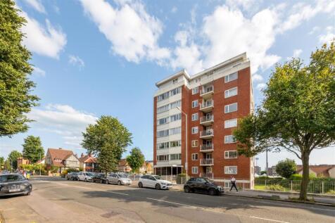 Flat 11 Cromwell Court-16.jpg