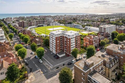 Flat 11 Cromwell Court-20.jpg
