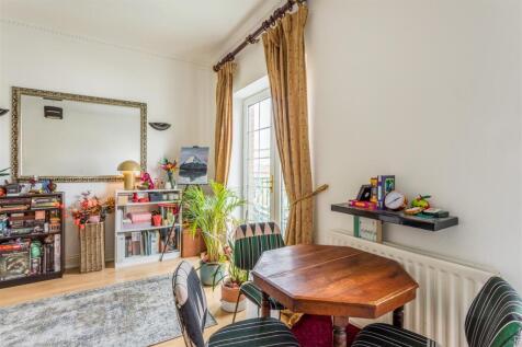 16 Wellington Court-6.jpg