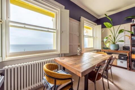 Flat 4, 14 Brunswick Terrace-10.jpg