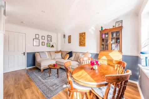 8 Blackthorne Close-8.jpg