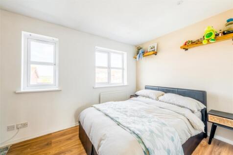8 Blackthorne Close-15.jpg