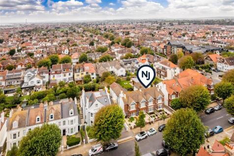 Flat 1, 76 Walsingham Road-23.jpg