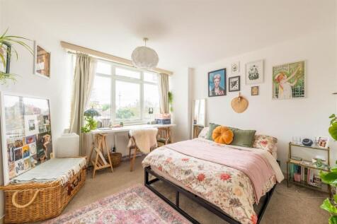 Flat 18 Furze Hill Court-10.jpg