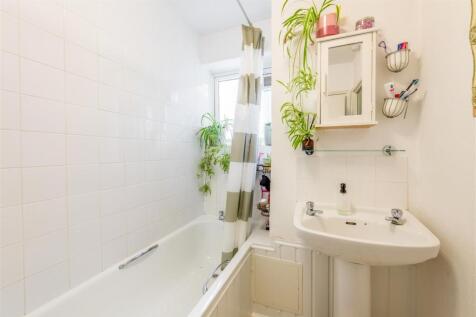 Flat 18 Furze Hill Court-17.jpg