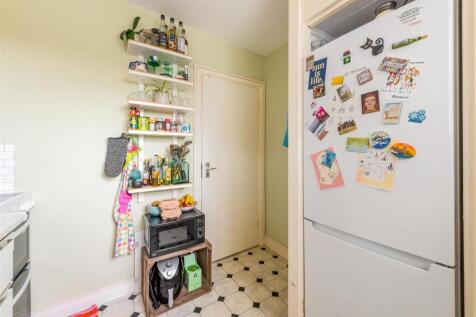 Flat 18 Furze Hill Court-3.jpg