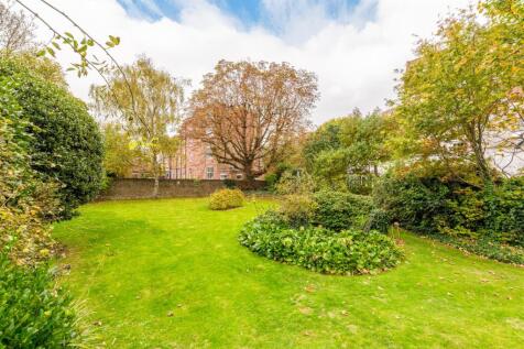 Flat 18 Furze Hill Court-21.jpg