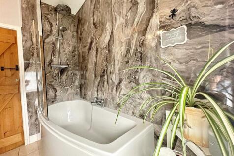 Bathroom 2.jpg