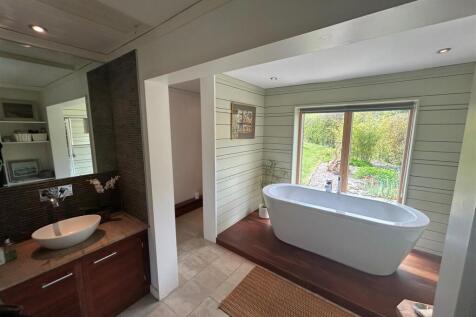 Downstairs bath 2.jpg