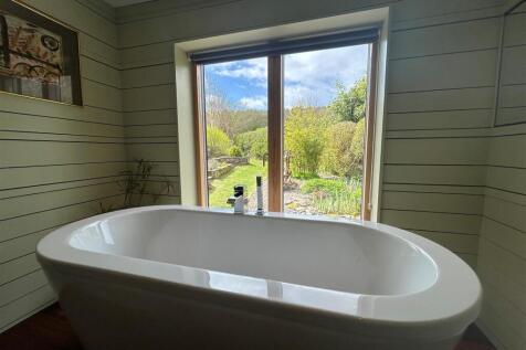 Downstairs bath 3.jpg
