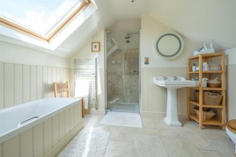 Master bedroom ensuite
