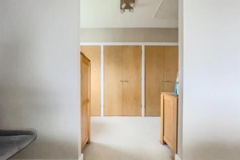 Main_Bedroom_Walk-in[1].jpg