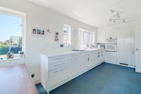 Kitchen1.jpg