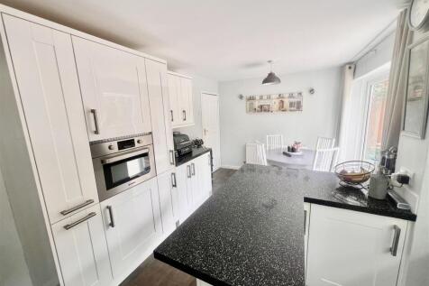 Kitchen 1.jpeg