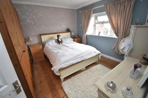 bedroom 1.JPG