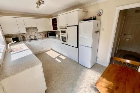 Kitchen 1.jpeg