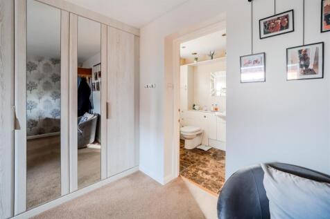 Bed 1 ensuite.jpg