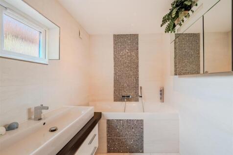 Bathroom 1.jpg