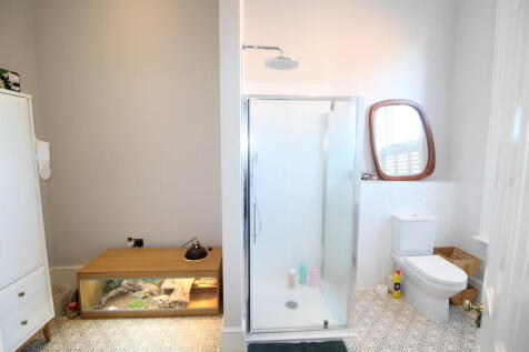 Ensuite shower ro...