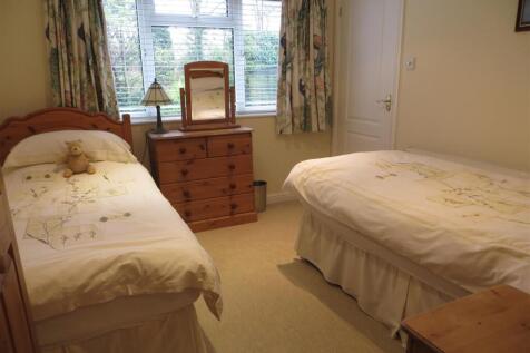 Silk Cottage Twin Bedroom 002.JPG