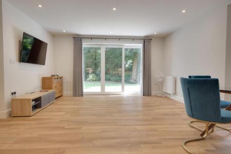 Living room 4.jpg