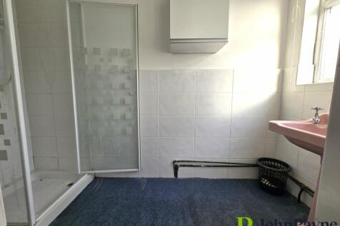 1st Fl Shower Room