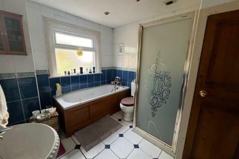 Shaw Heath bed bathroom.jpg