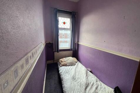 Bedroom 3 Shaw Heath.jpg