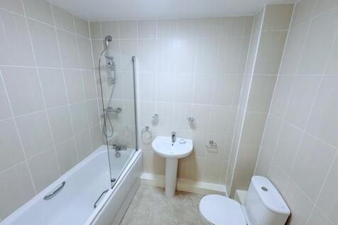 39 Gladstone Bathroom 2.jpg
