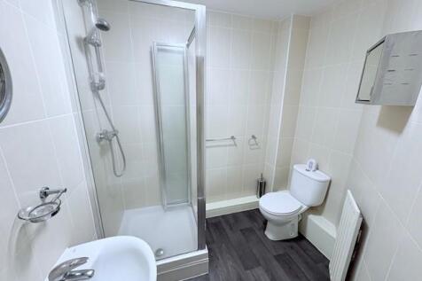 39 Gladstone Bathroom 1.jpg