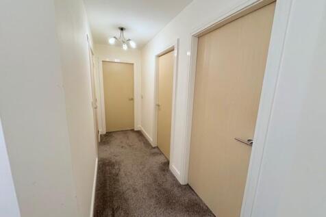 39 Gladstone Hallway.jpg