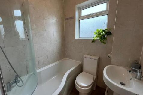 34 Lloyd bathroom 3.jpg