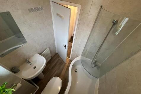 34 Lloyd bathroom 2.jpg