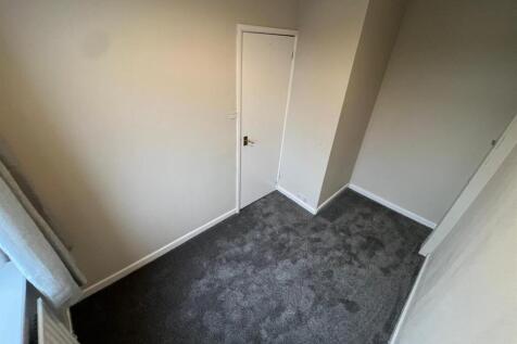 34 Lloyd 2nd Bedroom 2.jpg