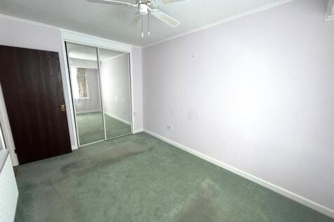 Bedroom 1 (2).JPG