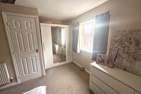 Bedroom 1 (2).JPG