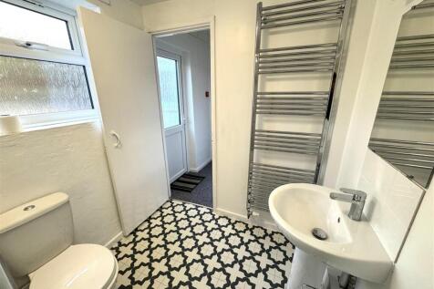 Bathroom (2).JPG