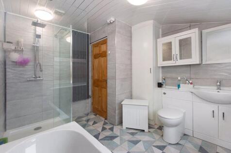 GROUND FLOOR BATHROOM