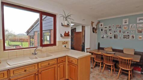 KITCHEN/DINING AREA