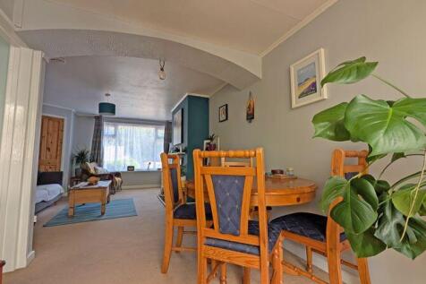 LOUNGE DINING AREA