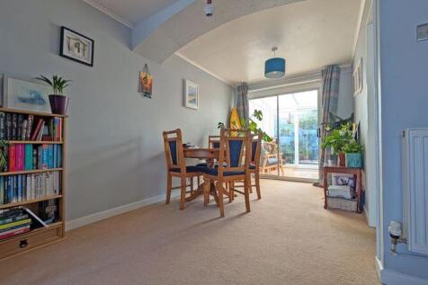 LOUNGE DINING AREA
